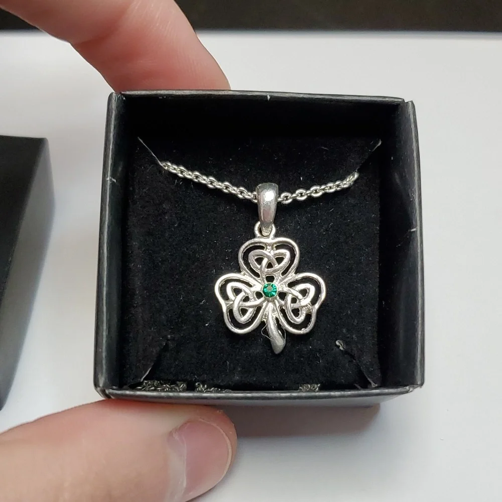 Saint Patricks day lucky clover necklace ~ 16 inches made by Avon 2010 - Picture 5 of 8